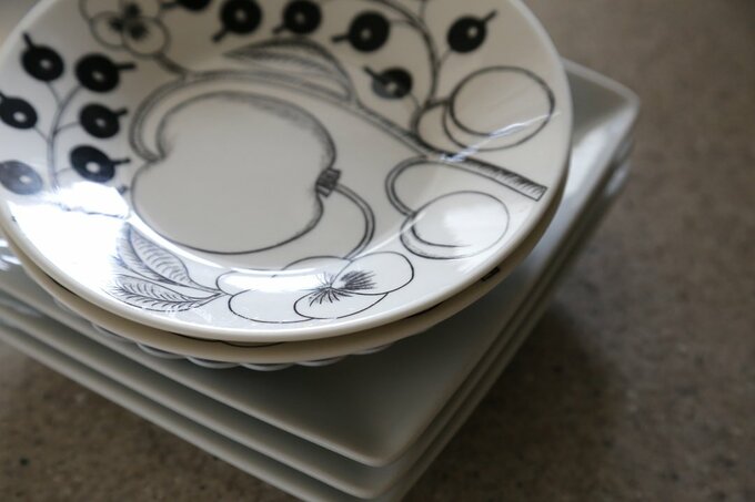 のけた食器を重ねる