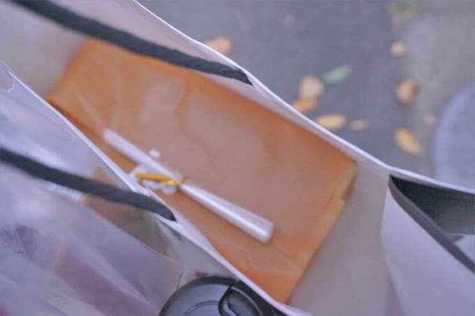 オレンジの紙でロールされただけの状態