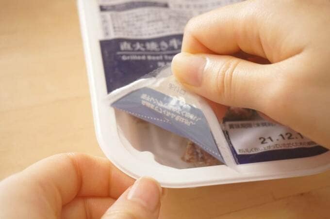 冷凍食品開ける様子