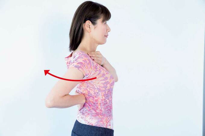 右手の位置を少し上にずらして右ひじを後ろへ引く様子