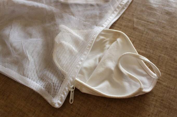 ポケットにマスクを入れる様子