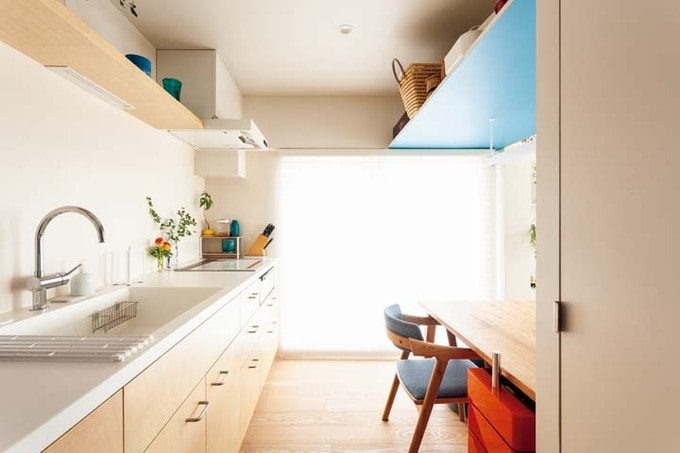 見えない収納を活用して生活感を見せないキッチン