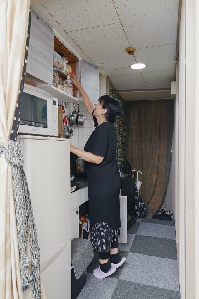 天吊り収納のモノを取るえりさん