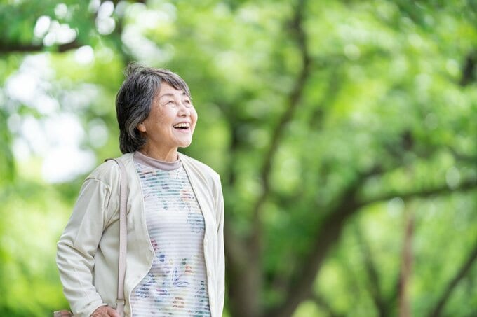 笑顔のシニア女性