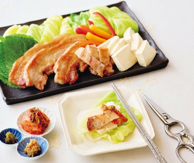 黒い皿に盛られたサムギョプサル