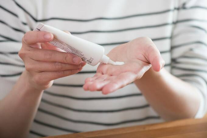 日焼け止めを手に取りだす様子