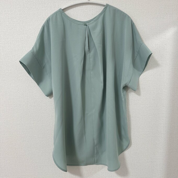 GU　990円ブラウス　グリーン　背面