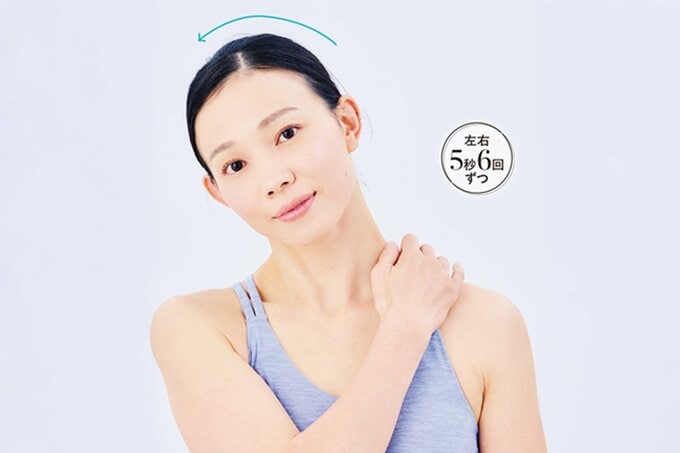 マッサージしながら顔を傾ける女性