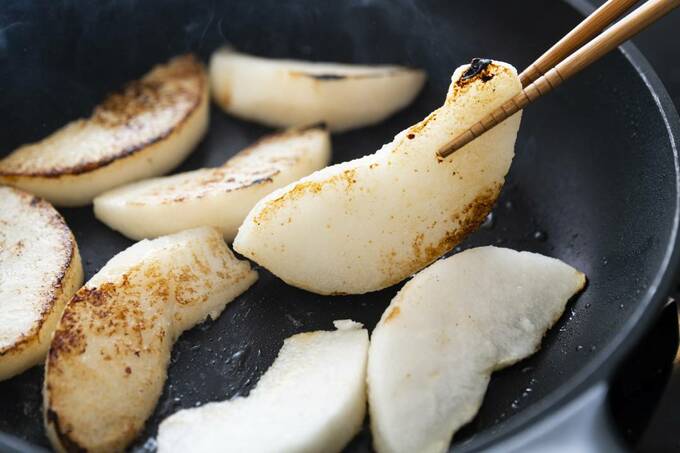 ナシをソテーする様子