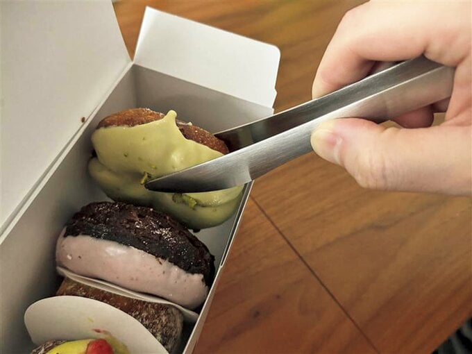 トングでお菓子をつまむ様子