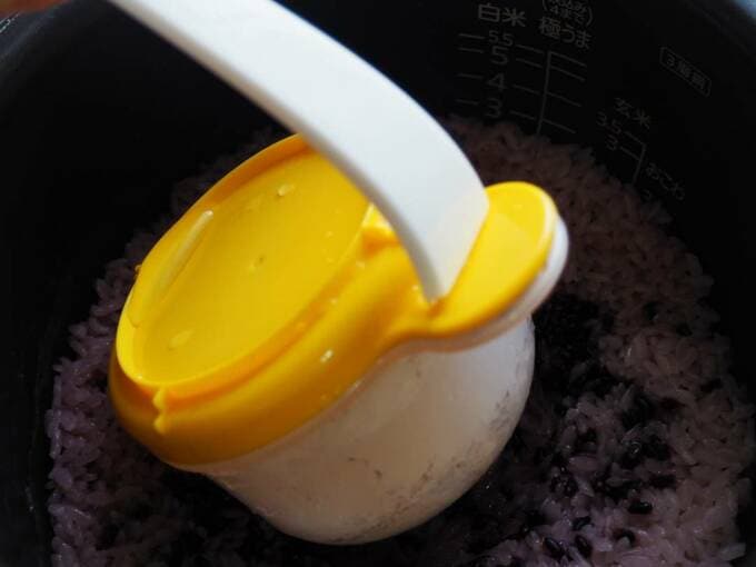 おかゆカップを取り出す
