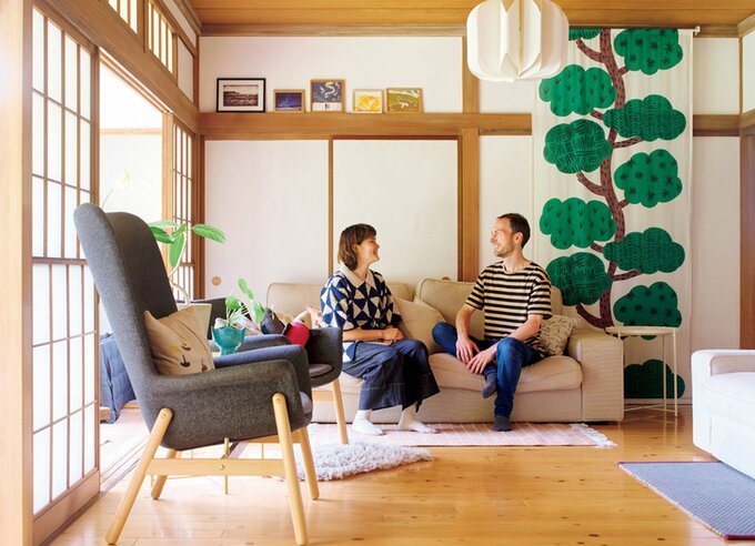 ソファで会話する男性と女性