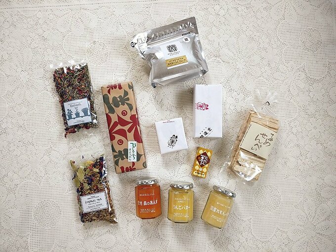 写真はどちらも長野県松本市内のスーパー「ツルヤ」で購入。オリジナルグッズも豊富