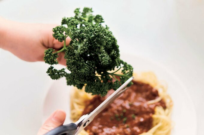 キッチンバサミで野菜をカット