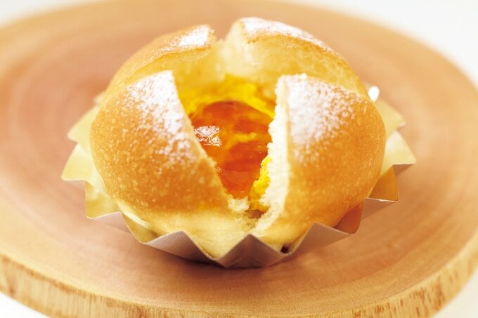 切り込みを入れた「かぼちゃプリンパン」