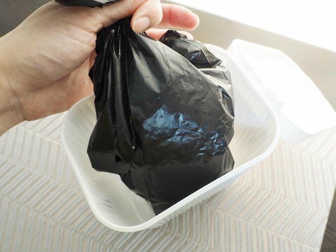 ゴミ袋を取り出した様子