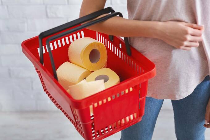買い物カゴにトイレットペーパー