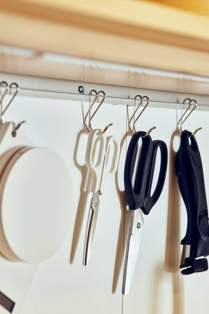 アルミレールにS字フックを引っかけて収納