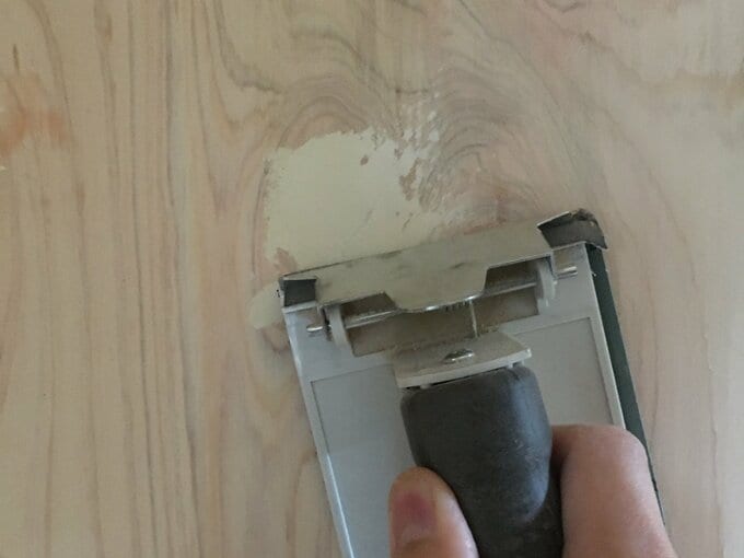 やすりがけをして平面をつくる