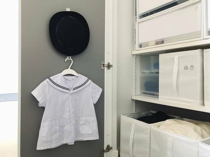 ブラウスと帽子を浮かせて収納しています