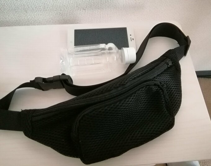 ウォーキングの荷物。ダイソーのウエストポーチに、水とスマホだけ入れて出掛けます