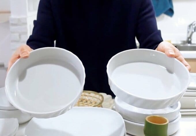 両手に白い器を持つ様子