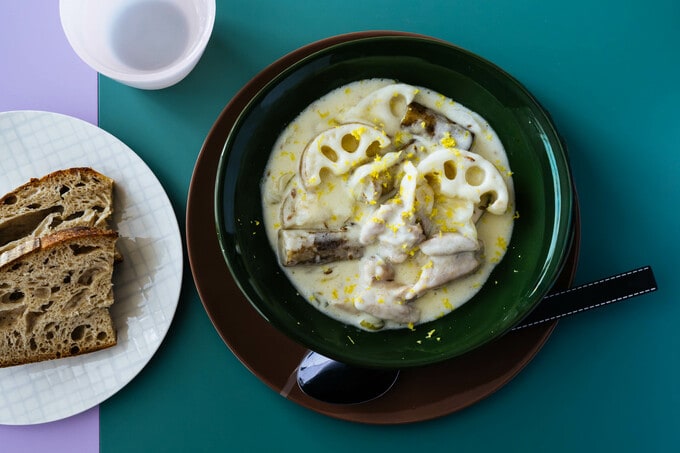 ゴボウとレンコンの白いチキンシチュー クミン風味