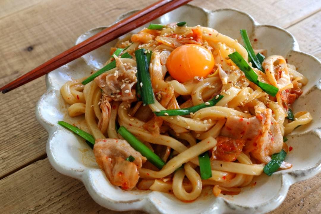 レンジで簡単 豚キムチうどん 卵黄のコクがたまらない Esseonline エッセ オンライン