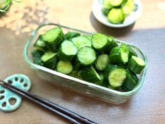 暑い日にいくらでも食べられる「キュウリの浅漬け」レシピ。切り方を工夫してしっかり味しみ