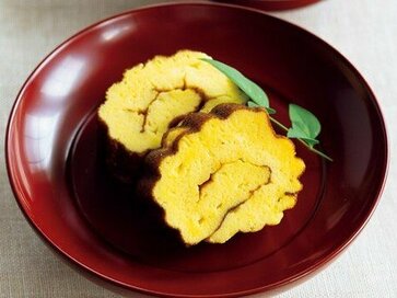 前日でも間に合う！オーブン不要、フライパンでふわふわ「伊達巻き」レシピ：飛田和緒さんのシンプルおせち