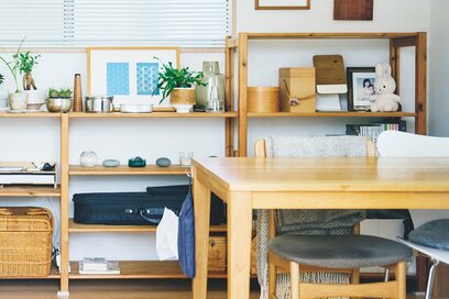 50代夫婦2人の「捨てずに長く使う」暮らし方。子どもの家具がテレビ台に変身