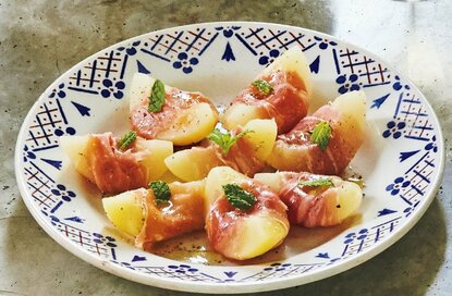 おしゃれなおつまみなら桃の生ハム巻き。ワインにもピッタリ！