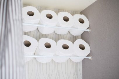【近藤典子流　突っぱり棒の活用術】トイレットペーパーの収納棚を！靴の収納量を2倍に！