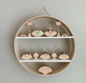 小さなサイズのひな人形が人気。コンパクトでおしゃれな飾り方