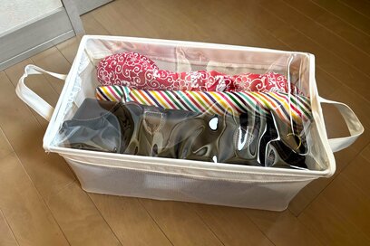 50代、「バッグを便利にしまえる」アイテム2つ。スリコの“透明フタつき収納”なら中身も見やすい