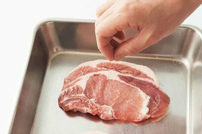 まとめ買いした肉が劣化しない。コツは塩を使って冷凍保存