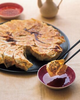 キノコたっぷりの焼きギョーザ。ジューシーで香ばしさも抜群