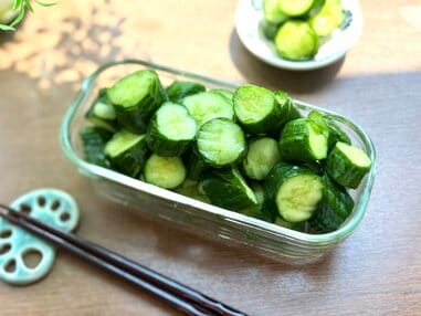 暑い日にいくらでも食べられる「キュウリの浅漬け」レシピ。切り方を工夫してしっかり味しみ