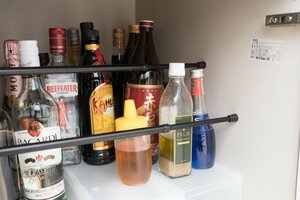 つっぱり棒を使ってビン類の転倒を防止