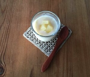 洋ナシとシナモンのコンポ―トをのせたり