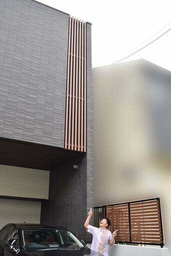 2箇所のフェンスを指差すコジマジックさん