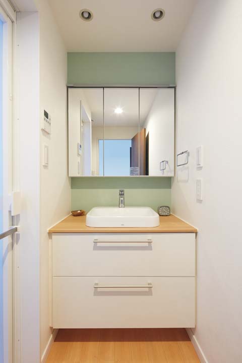 爽やかな色調の洗面所