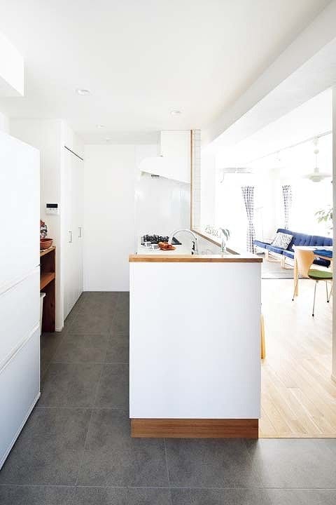 高めのカウンターを設けて手元を隠したキッチン