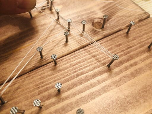 釘に糸を巻いていく