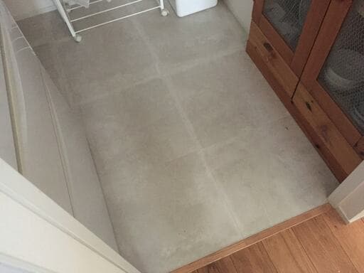 フロアタイルで仕上げたパントリーの床