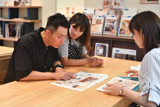 デスクで3人打ち合わせ