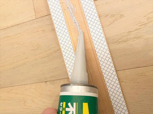 モールディングの四方に両面テープを貼ったら接着剤を付ける