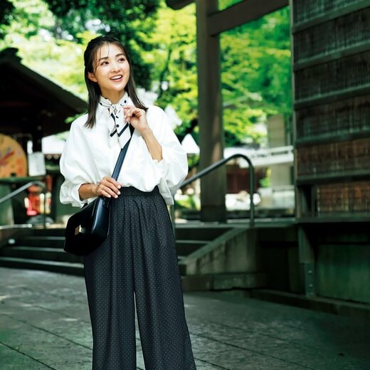 白シャツ黒パンツコーデ