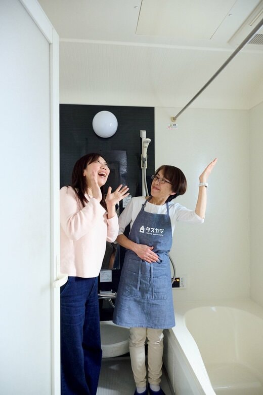 掃除した浴室をみて驚く女性とハウスキーパー