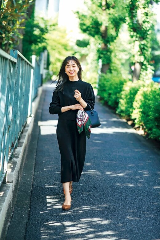 黒のセットアップの女性